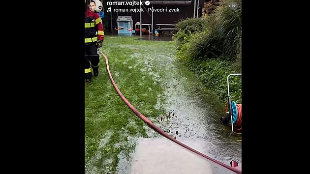 Roman Vojtek ukázal fotky své zahrady zalité vodou, kterou přijeli odčerpat hasiči (září 2024).