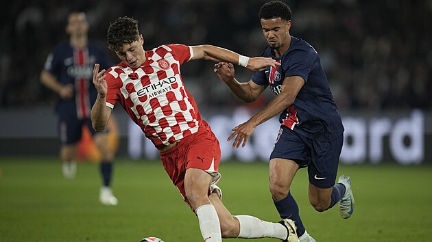 Stoper Girony Ladislav Krejčí zastavuje akci PSG.