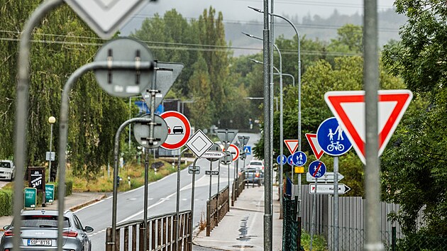 Nakupené dopravní značky podél silnice ve Vrchlabí