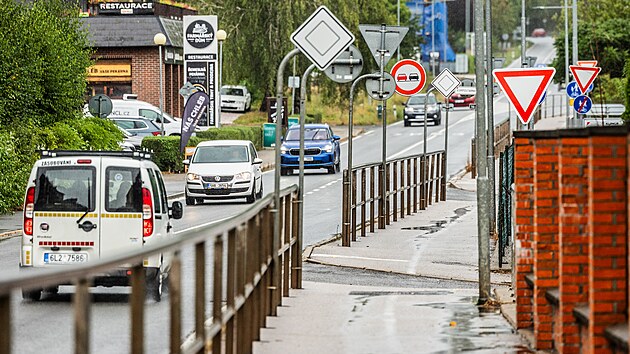Podél výpadovky z Vrchlabí na Trutnov vede i stezka pro pěší a cyklisty, proto je tu tolik značek. (9. září 2024)