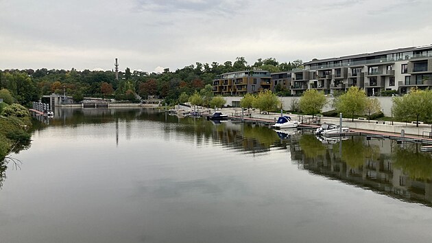 Ochranný přístav v Praze Libni zeje prázdnotou. Téměř všechny lodě ho před očekávaným deštěm zřejmě opustily. (12. září 2024)