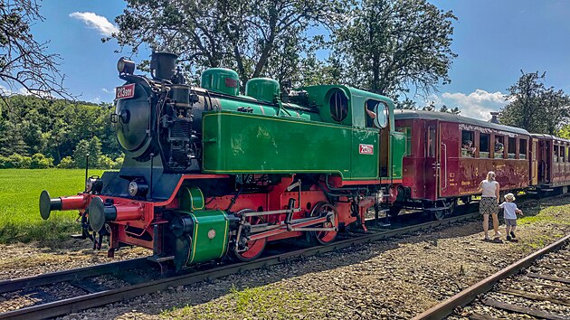 Souprava Klubu přátel kolejových vozidel Brno v čele s lokomotivou 213.901 čeká v Nemoticích na odjezd do Koryčan.