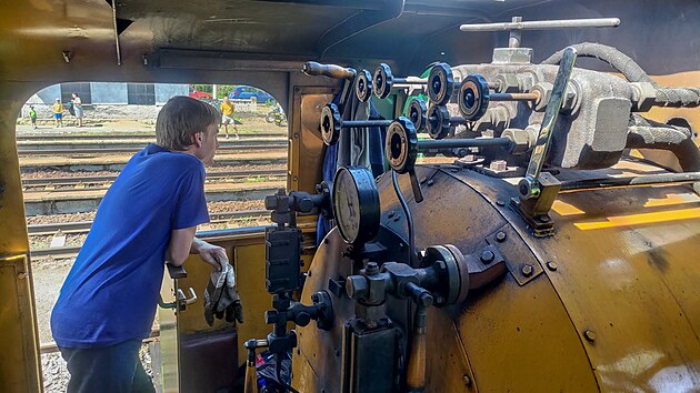 Topič lokomotivy 213.901 ve stanici Nemotice