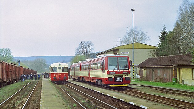 Singrovka M240.0113 KPKV se ve stanici Nemotice potkala s Marfušou, motorovou jednotkou 835.201. Dodávkami tohoto typu chtělo Rusko umořit dluh vůči Česku. Vyfoceno 17. dubna 2005.