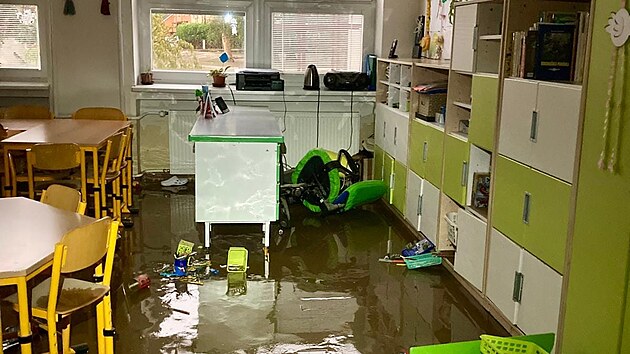 Základní škola Česká Ves na Jesenicku je kompletně pod vodou. Shání peníze i dobrovolníky na obnovu. (17. září 2024)