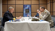 Šéf Vojenského výboru NATO Rob Bauer a náčelník Generálního štábu Karel Řehka v...