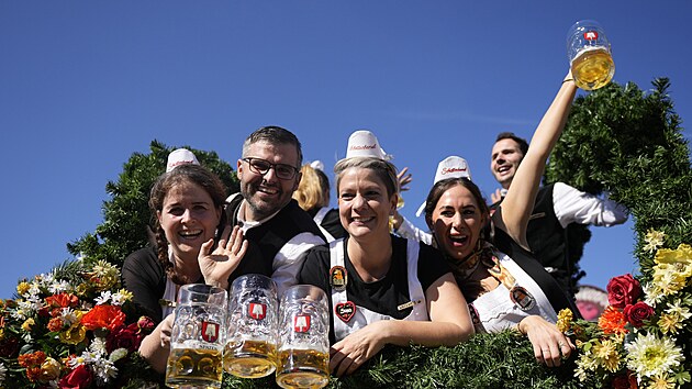 V Mnichově začaly pivní slavnosti Oktoberfest, primátor narazil první sud. (21. září 2024)