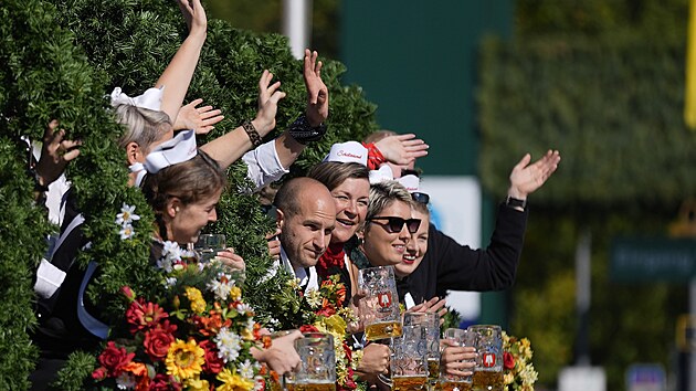 V Mnichově začaly pivní slavnosti Oktoberfest, primátor narazil první sud. (21. září 2024)
