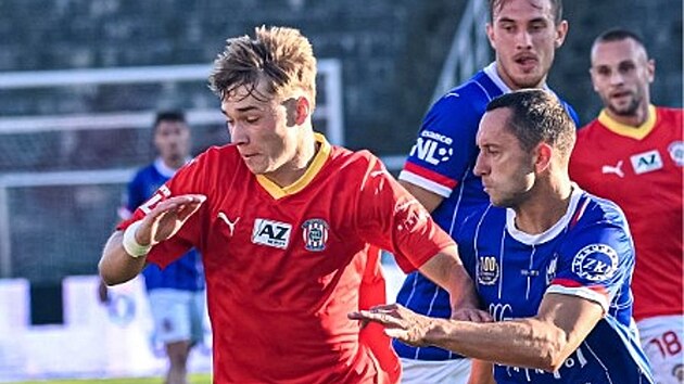 Momentka z druholigového derby mezi Zbrojovkou Brno (v červeném) a Líšní, vpravo Jan Sedlák z Líšně. (21. září 2024)