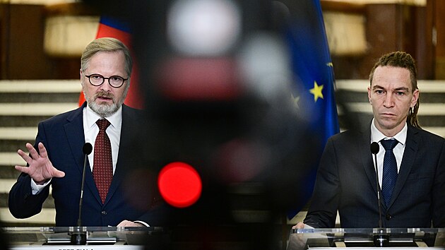 Zleva premiér Petr Fiala (ODS) a ministr pro místní rozvoj Ivan Bartoš (Piráti).