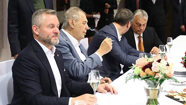 Miloš Zeman kouří na své oslavě narozenin v Hluboké nad Vltavou. (28. září 2024)