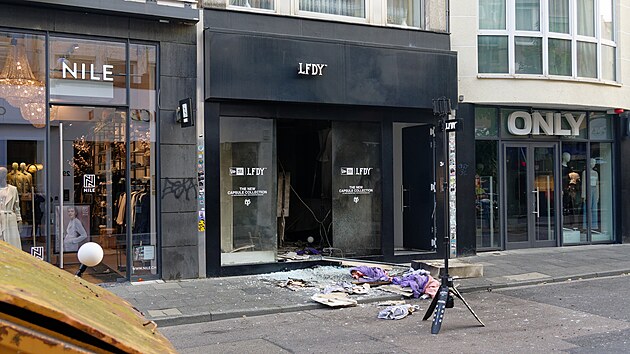 Policie pracuje na místě, kde v centru Kolína nad Rýnem došlo k explozi. (18. září 2024)