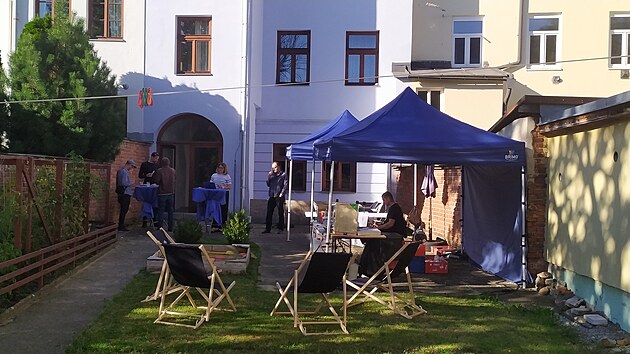 Volební štáb ODS v Jihlavě se teprve schází. Dvorek za Modrým domem v Brněnské ulici. (21. září 2024)