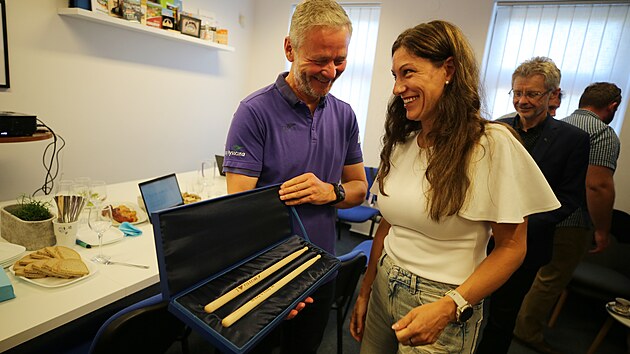 Vítězslav Schrek se ve společnosti místopředsedkyně ODS Evy Decroix těší z dárku, který dostal - bubenické paličky. „Jsem bubeník, i v hejtmanské kanceláři mám bubenickou soupravu, kterou si s největší pravděpodobností budu muset odvézt zpátky,“ uvedl dosavadní hejtman Kraje Vysočina.