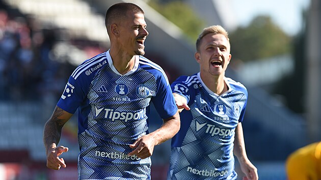 Olomoucký útočník Jan Kliment (vlevo) se raduje ze svého gólu se spoluhráčem...