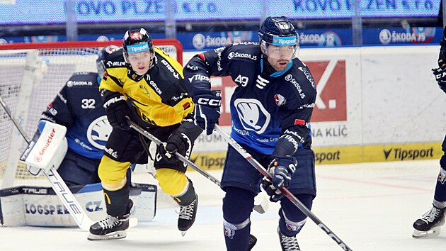 Plzeňský útočník Dominik Simon vyváží puk z vlastního pásma.