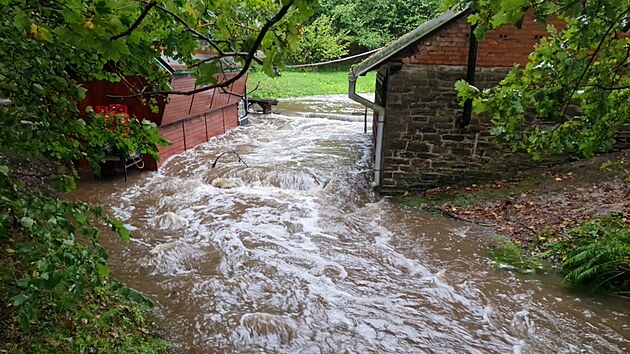 Vyplavený areál pstruží farmy Bělá na Opavsku, odkud odplavalo přes tunu pstruhů. (27. září 2024)