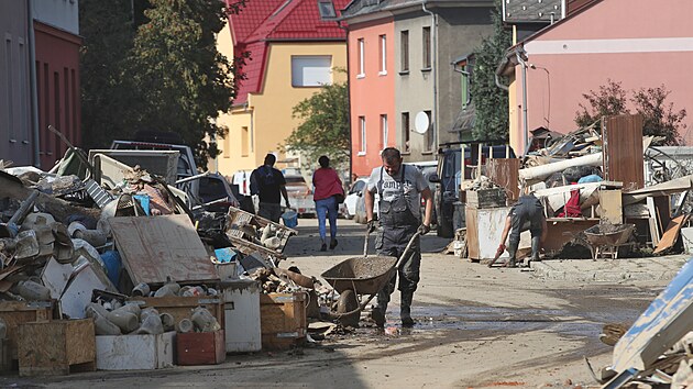 Ve městech a v obcích zasažených povodněmi začal úklid, povodňoví turisté tam nejsou vítání. (20. září 2024)