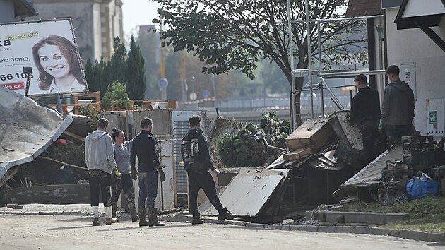 Ve městech a v obcích zasažených povodněmi začal úklid, povodňoví turisté tam nejsou vítání. (20. září 2024)