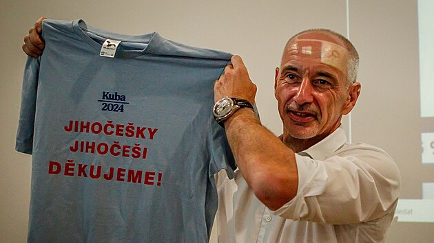 Ve volebním štábu ODS se slavilo v trikách Jihočešky Jihočeši děkujeme. Na snímku ho drží Martin Kuba.