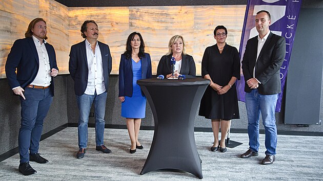 Zástupci jihomoravského ANO hodnotí své druhé místo v krajských volbách 2024. U pultíku místopředsedkyně hnutí a šéfka jihomoravské buňky Alena Schillerová.