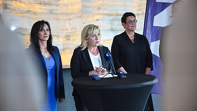 Zástupci jihomoravského ANO hodnotí své druhé místo v krajských volbách 2024. Uprostřed místopředsedkyně hnutí a šéfka jihomoravské buňky Alena Schillerová, vpravo lídryně krajské kandidátky Ivana Solařová a vlevo kandidátka do Senátu Karin Podivinská.