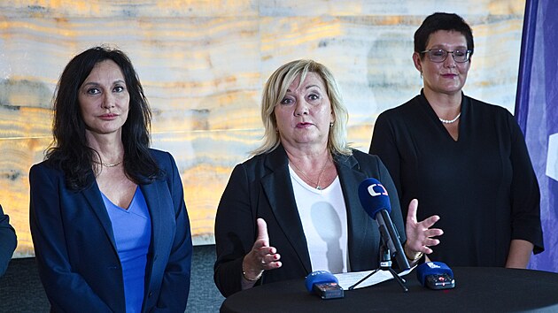 Zástupci jihomoravského ANO hodnotí své druhé místo v krajských volbách 2024. Uprostřed místopředsedkyně hnutí a šéfka jihomoravské buňky Alena Schillerová, vpravo lídryně krajské kandidátky Ivana Solařová a vlevo kandidátka do Senátu Karin Podivinská.