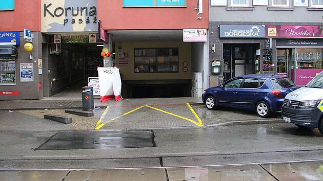 Ve vjezdu do podzemních garáží na Palackého třídě šofér v sobotu 14. září 2024 přejel ležícího muže a usmrtil jej.