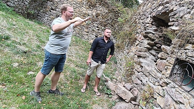 Nejzachovalej&scaron;&iacute; č&aacute;st&iacute; hradu je obd&eacute;ln&iacute;kov&aacute; m&iacute;stnost. Př&aacute;tel&eacute; ze spolku Osgord (na sn&iacute;mku ve světl&eacute;m triku Vojtěch Ondr&aacute;k a v tmav&eacute; ko&scaron;ili Jan Dlesk) ji pojmenovali Ryt&iacute;řsk&yacute; s&aacute;l. Byť dobře věd&iacute;, že ani v dob&aacute;ch největ&scaron;&iacute; sl&aacute;vy Ronovce to nikterak honosn&yacute; s&aacute;l nebyl.