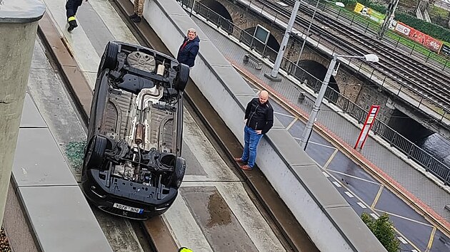 Na střešním parkovišti obchodního centra Forum se po podivném manévru auto převrátilo na střechu.