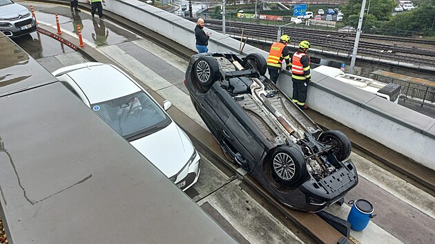 Na střešním parkovišti obchodního centra Forum se po podivném manévru auto převrátilo na střechu a zaklínilo řidičku. Hrozivě vypadající nehoda se však obešla bez zranění.
