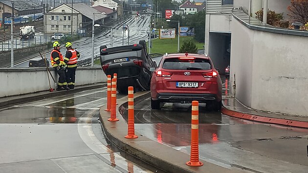 Na střešním parkovišti obchodního centra Forum se po podivném manévru auto převrátilo na střechu a zaklínilo řidičku. Hrozivě vypadající nehoda se však obešla bez zranění.
