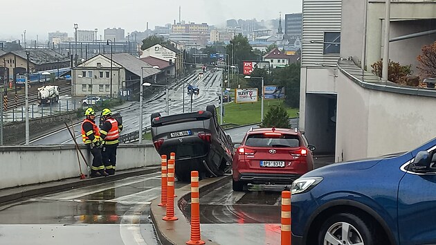 Na střešním parkovišti obchodního centra Forum se po podivném manévru auto převrátilo na střechu a zaklínilo řidičku. Hrozivě vypadající nehoda se však obešla bez zranění.