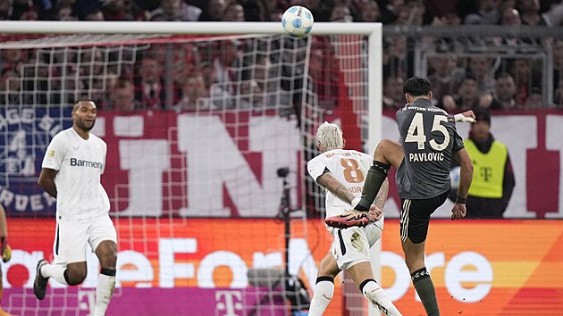Aleksandar Pavlocič z Bayernu Mnichov krásnou střelou vyrovnává stav utkání...