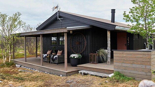 Chata po proměně dostala novou dřevěnou střechu, zastřešenou terasu.