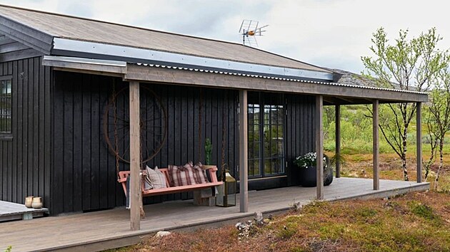 Zastřešená terasa je teď místem pro odpočinek, Torkel na ni vyrobil lavici zavěšenou na starém řetězu.