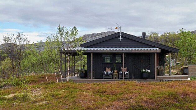 Střecha nad terasou je ze zinku, jinak chata dostala novou dřevěnou střechu.