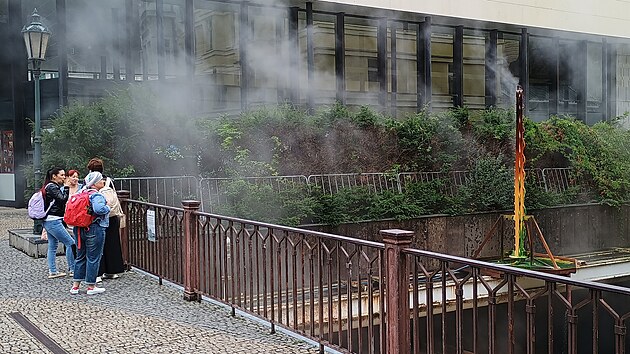 Provizorní Krasavec ve zmenšené podobě stojí nad korytem řeky Teplá nedaleko vývěru Vřídla.