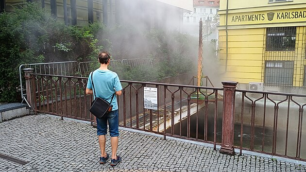 Provizorní Krasavec ve zmenšené podobě stojí nad korytem řeky Teplá nedaleko vývěru Vřídla.