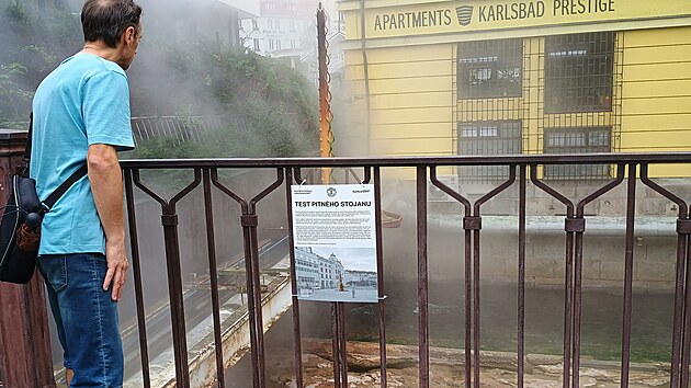 Provizorní Krasavec ve zmenšené podobě stojí nad korytem řeky Teplá nedaleko vývěru Vřídla.