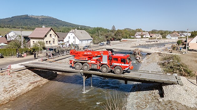 Díky provizornímu mostu se nyní přes řeku Bělou v České Vsi na Jesenicku dostane i těžká technika.