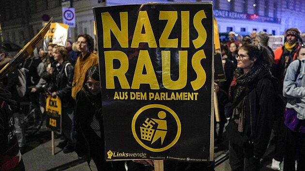 Aktivisté protestují ve Vídni proti Svobodné straně Rakouska (FPÖ), která bývá označována za populistickou. (29. září 2024)