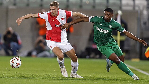 David Zima (vlevo) v souboji o míč s Kwadwo Duahem během zápasu Slavie s...