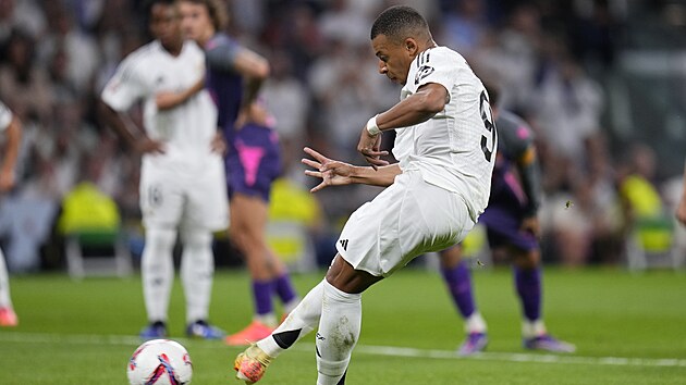 Kylian Mbappé z Realu Madrid proměňuje penaltu v utkání s Espaňolem.