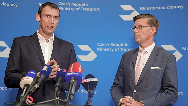 Karel Trpkoš a ministr dopravy Martin Kupka na tiskové konferenci k digitalizaci stavebního řízení. (25. září 2024)