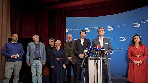 Karel Trpkoš, ministr dopravy Martin Kupka a zástupci města a obcí a podnikatelského sektoru na tiskové konferenci k digitalizaci stavebního řízení. (25. září 2024)