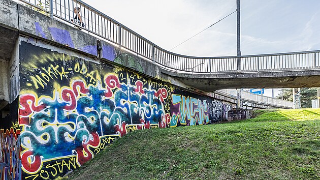 Nová graffiti na mostu u soutoku Labe a Orlice v Hradci Králové (23. září 2024)