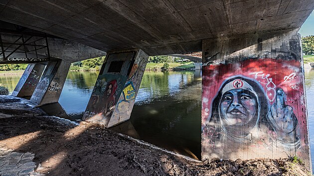 Nová graffiti na mostu u soutoku Labe a Orlice v Hradci Králové (23. září 2024)