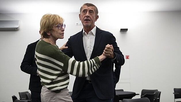 Hnutí ANO slaví úspěch v senátních a krajských volbách. Předseda Andrej Babiš tančí s Helenou Válkovou, která postoupila do druhého kola senátních voleb. (21. září 2024)
