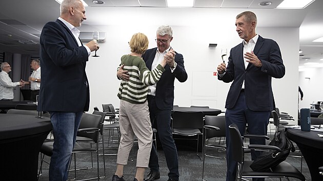 Hnutí ANO slaví úspěch v senátních a krajských volbách. Místopředseda Karel Havlíček tančí s Helenou Válkovou, která postoupila do druhého kola senátních voleb. (21. září 2024)